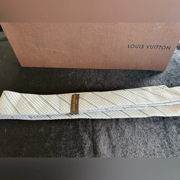 Elegant LV Striped Tie in Blue and gray - Picture 5 of 5